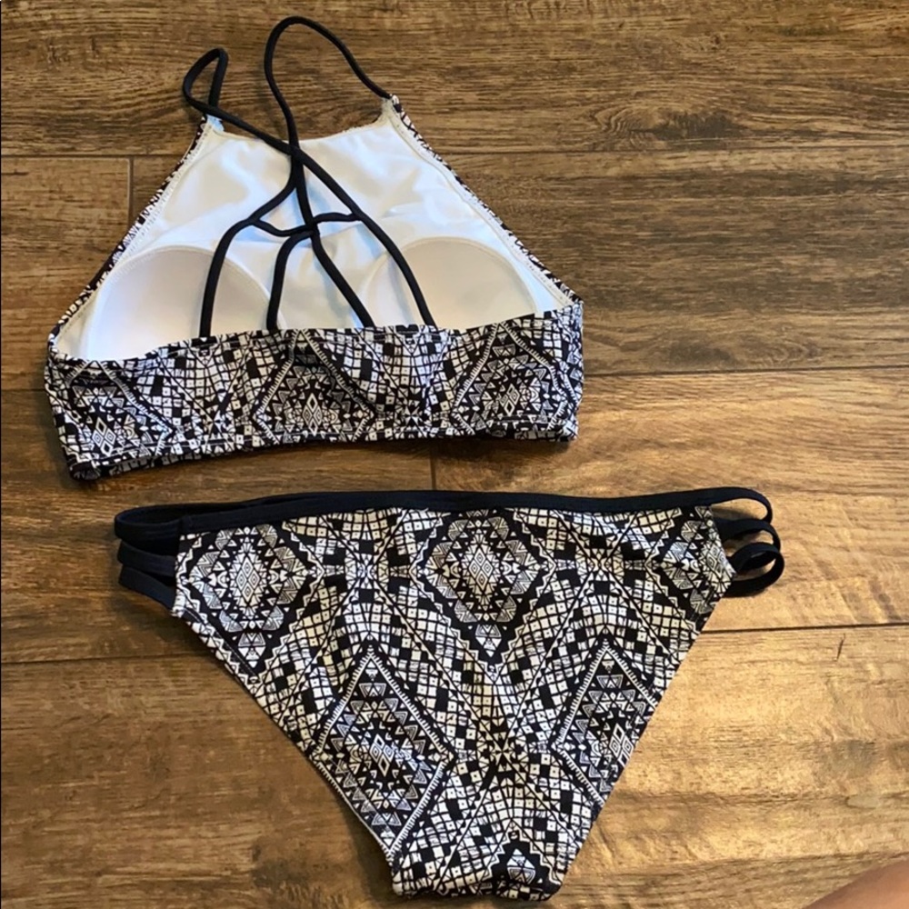 Bikini - Picture 2 of 2